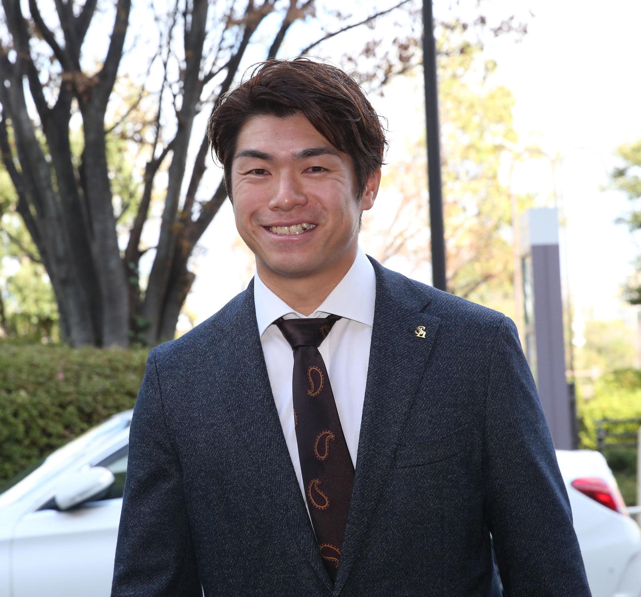 古川は囲み取材で笑顔を見せる（撮影・冨田成美）