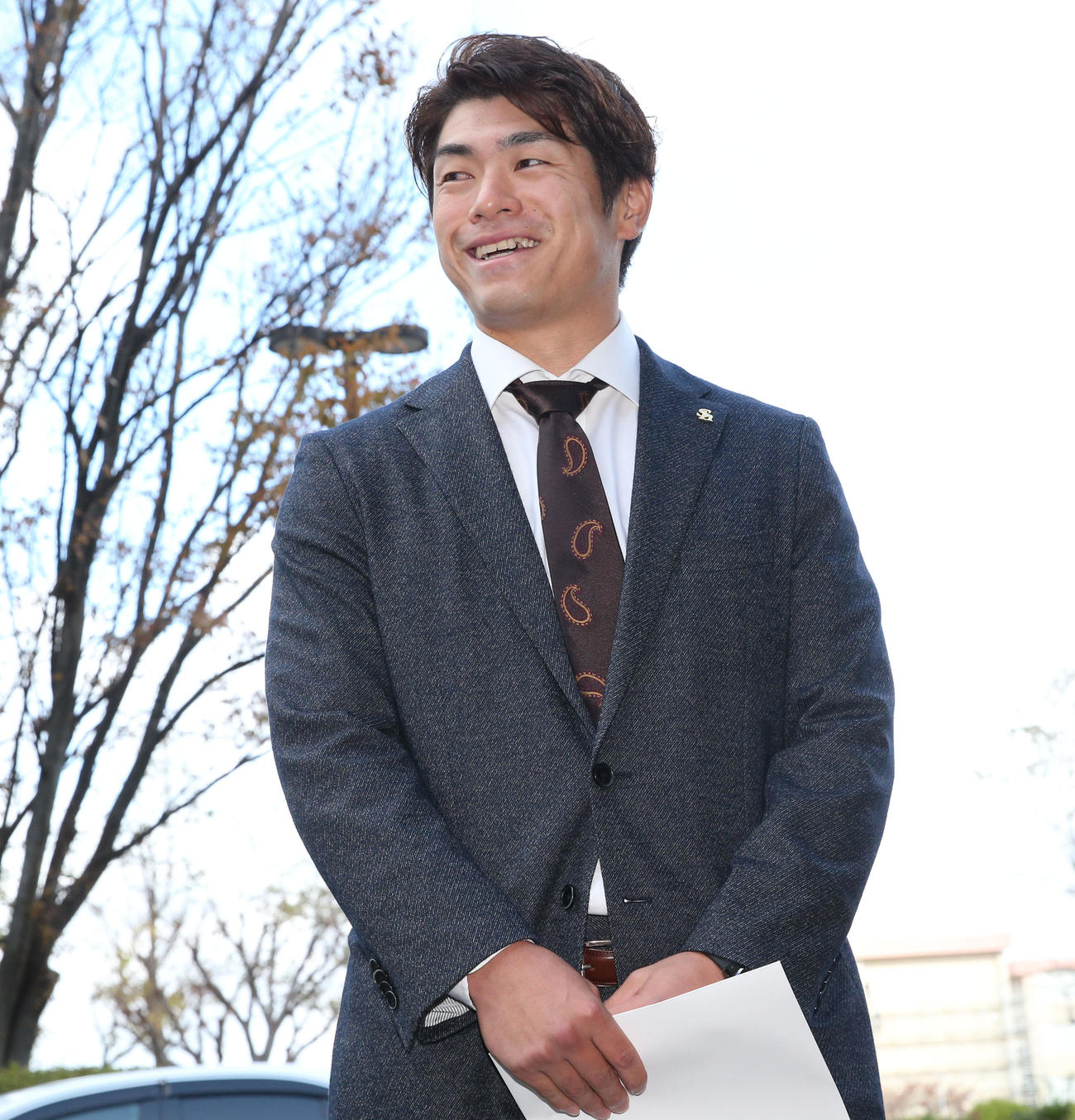 囲み取材で質問に答える古川（撮影・冨田成美）