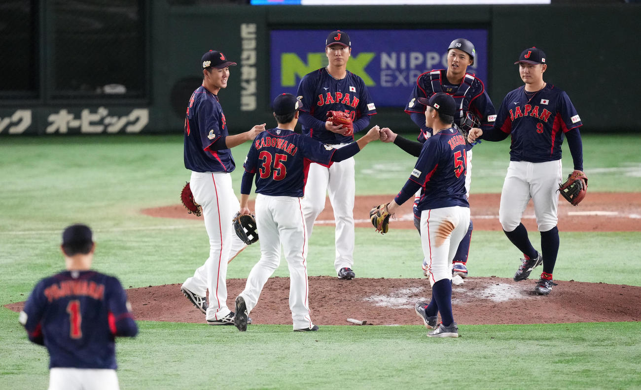 日本対オーストラリア　オーストラリアに8回コールドで勝利し、喜ぶナイン（撮影・菅敏）