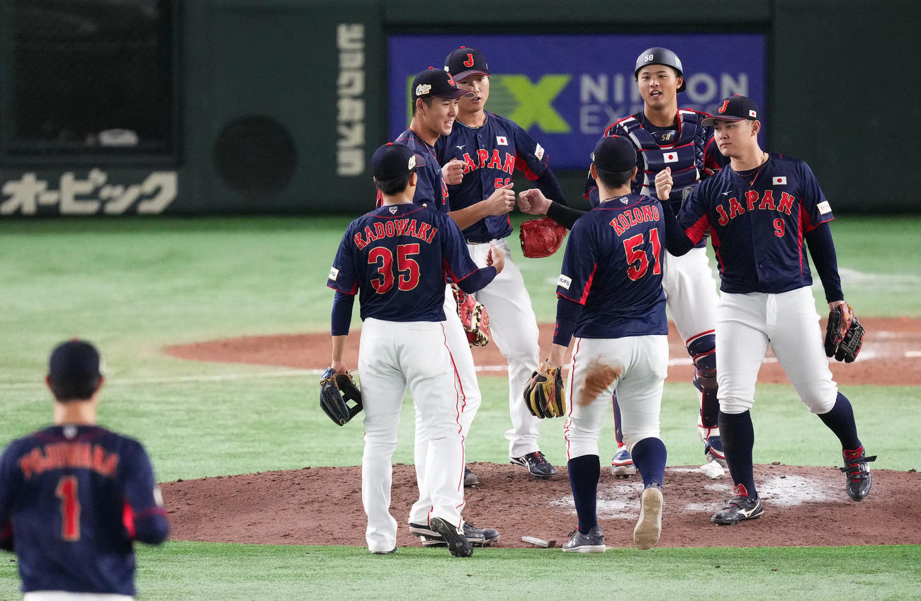 日本対オーストラリア　オーストラリアに8回コールドで勝利し、喜ぶナイン（撮影・菅敏）