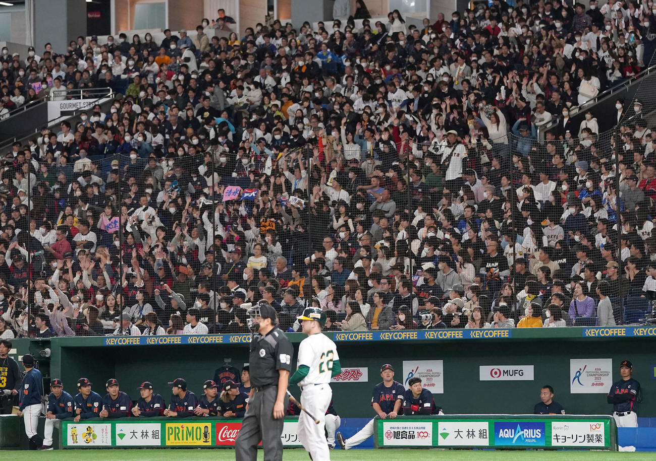 日本対オーストラリア　8回裏、観客のウェーブで会場が盛り上がる（撮影・たえ見朱実）