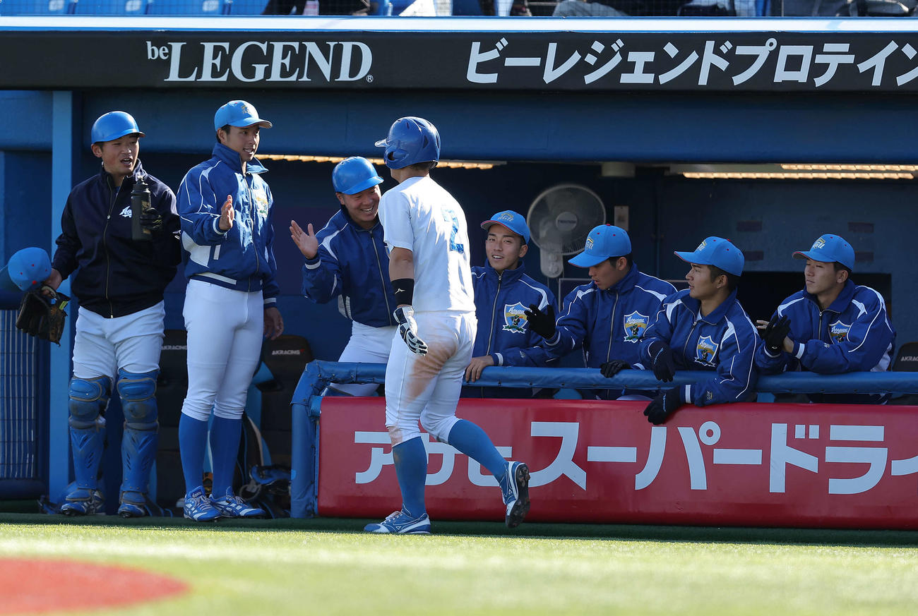 青学大対日本文理大　2回表青学大2死一、二塁、中島の適時打で生還する渡部を迎えるチームメート（撮影・河田真司）