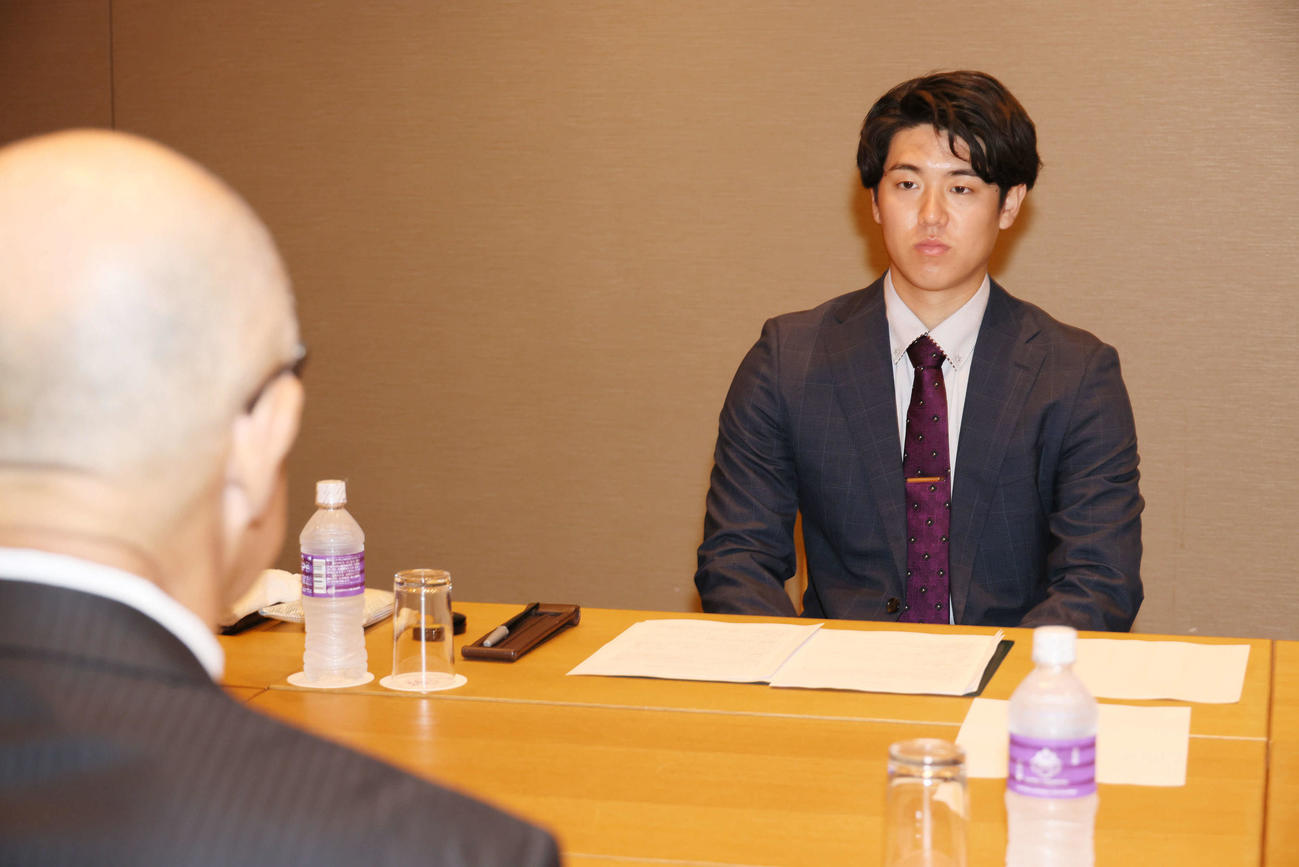 阪神との仮契約交渉にのぞむドラフト5位指名されたJR西日本の石黒佑弥選手（右）（撮影・加藤孝規）