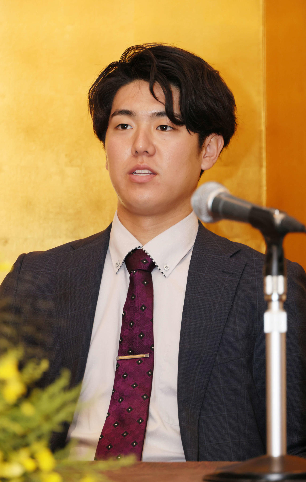 阪神との仮契約を済ませ、会見するドラフト5位指名のJR西日本の石黒選手（撮影・加藤孝規）