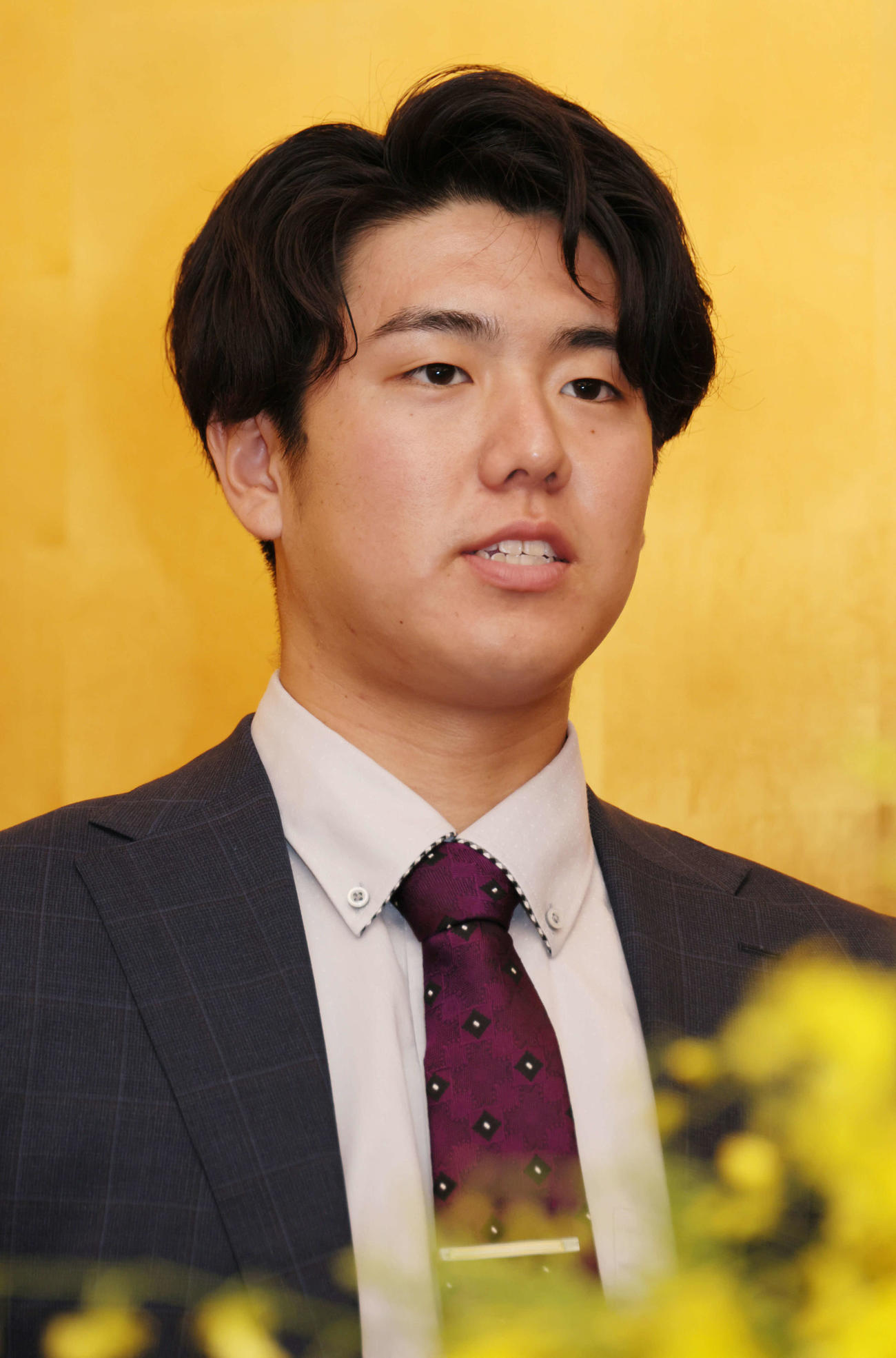 阪神との仮契約を済ませ、会見するドラフト5位指名のJR西日本の石黒選手（撮影・加藤孝規）