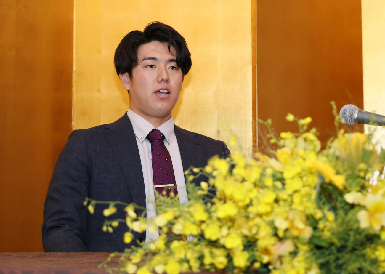 阪神との仮契約を済ませ、会見するドラフト5位指名のJR西日本の石黒選手（撮影・加藤孝規）