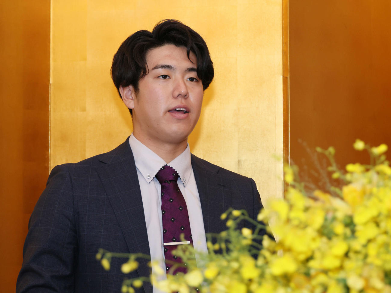 阪神との仮契約を済ませ、会見するドラフト5位指名のJR西日本の石黒選手（撮影・加藤孝規）