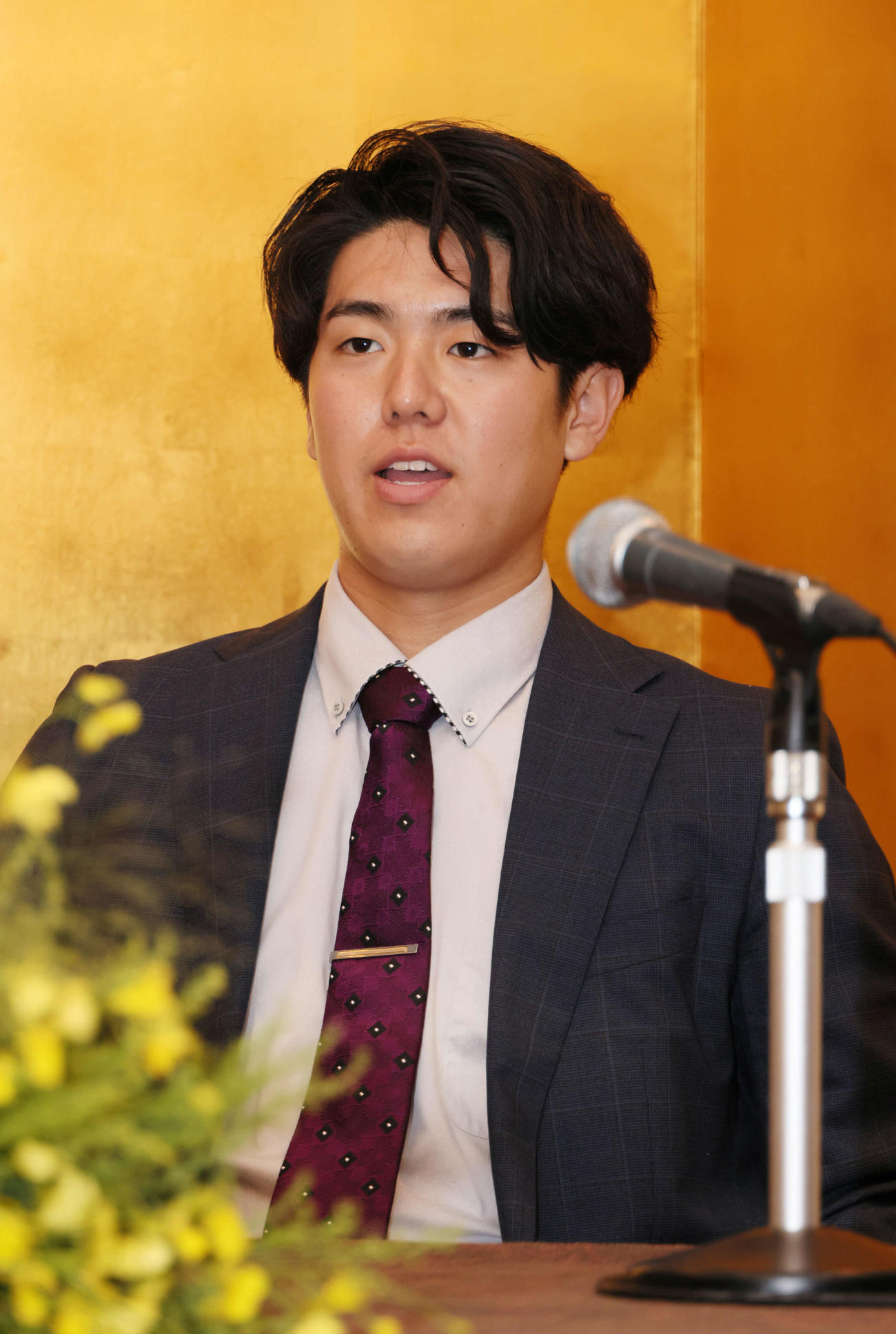 阪神との仮契約を済ませ、会見するドラフト5位指名のJR西日本の石黒選手（撮影・加藤孝規）