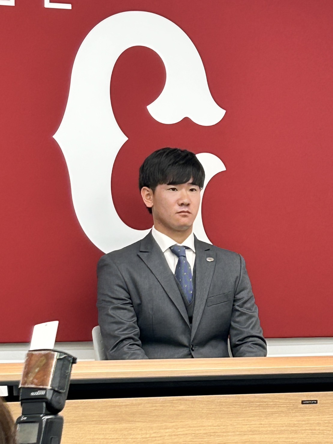 契約更改後、会見をする巨人井上（撮影・上田悠太）