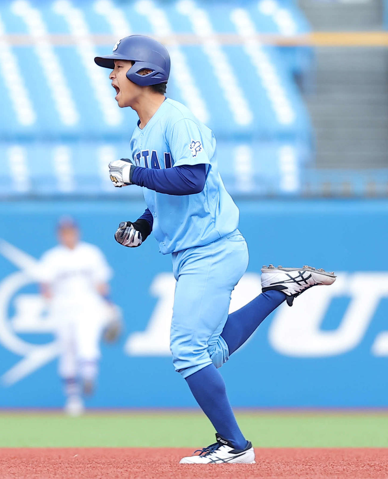 日体大対天理大　2回表日体大1死、右越え先制ソロ本塁打を放ち、ガッツポーズでダイヤモンドを回る酒井（撮影・河田真司）