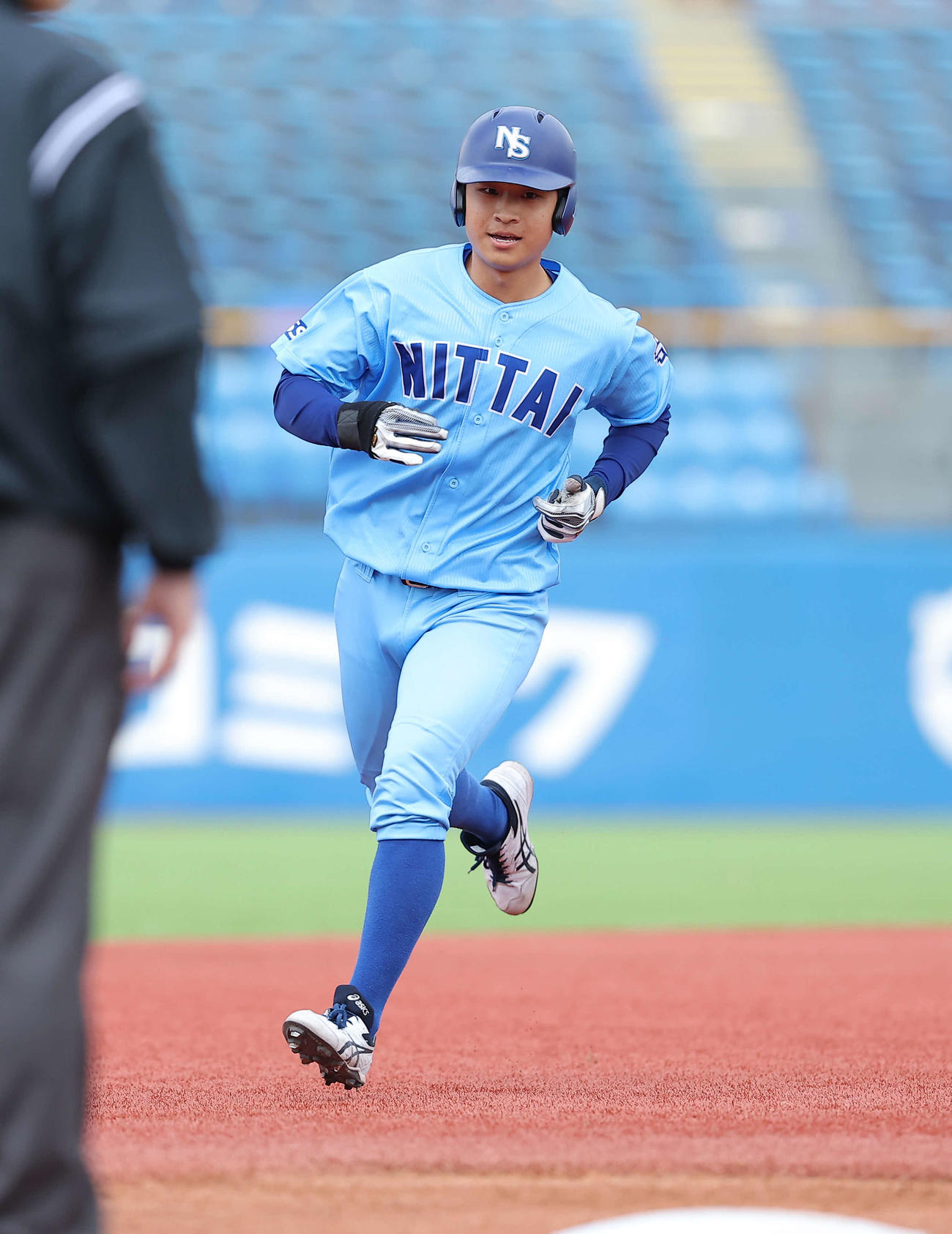 日体大対天理大　2回表日体大1死、右越え先制ソロ本塁打を放ち、ダイヤモンドを回る酒井（撮影・河田真司）