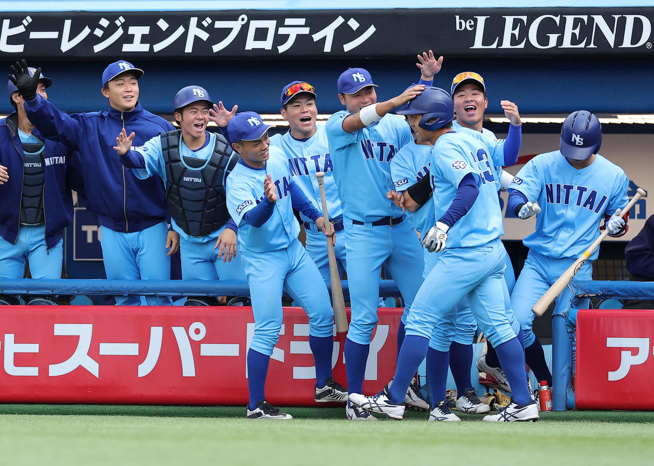 日体大対天理大　2回表日体大1死、右越え先制ソロ本塁打で生還する酒井（右から3人目）を迎えるチームメート（撮影・河田真司）