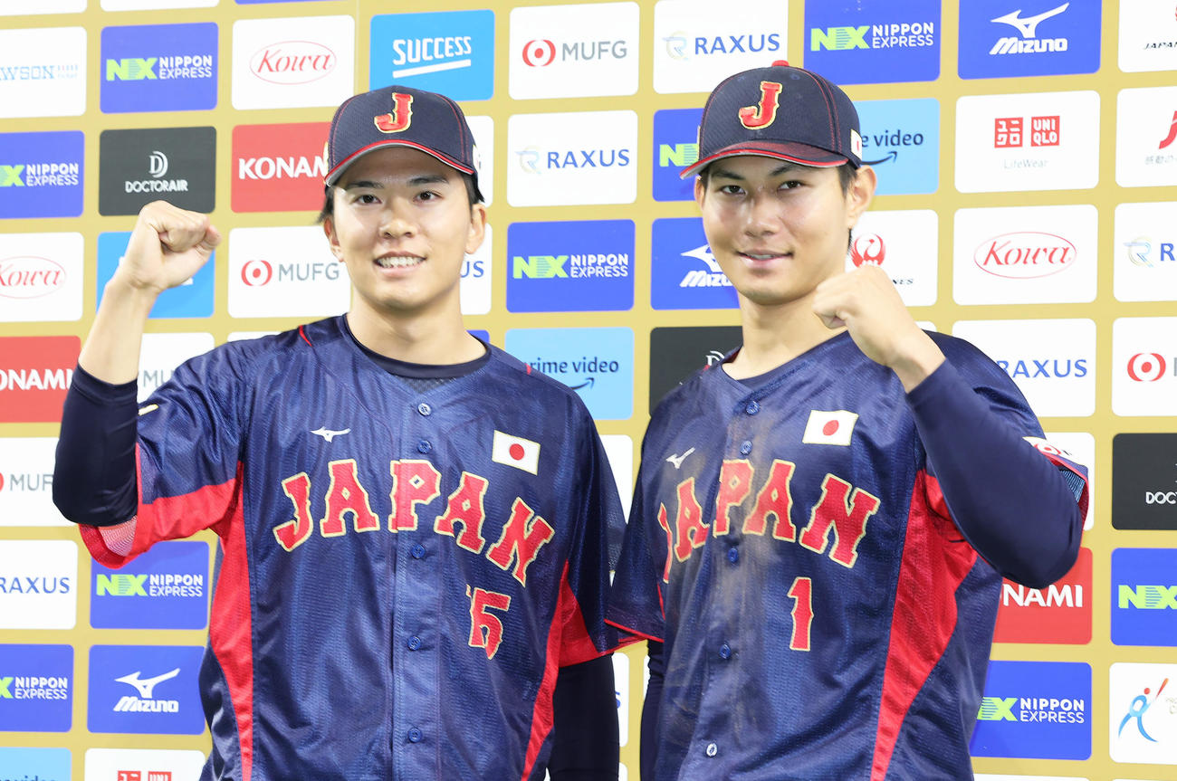 日本対オーストラリア　お立ち台で笑顔を見せる早川（左）と藤原（撮影・足立雅史）