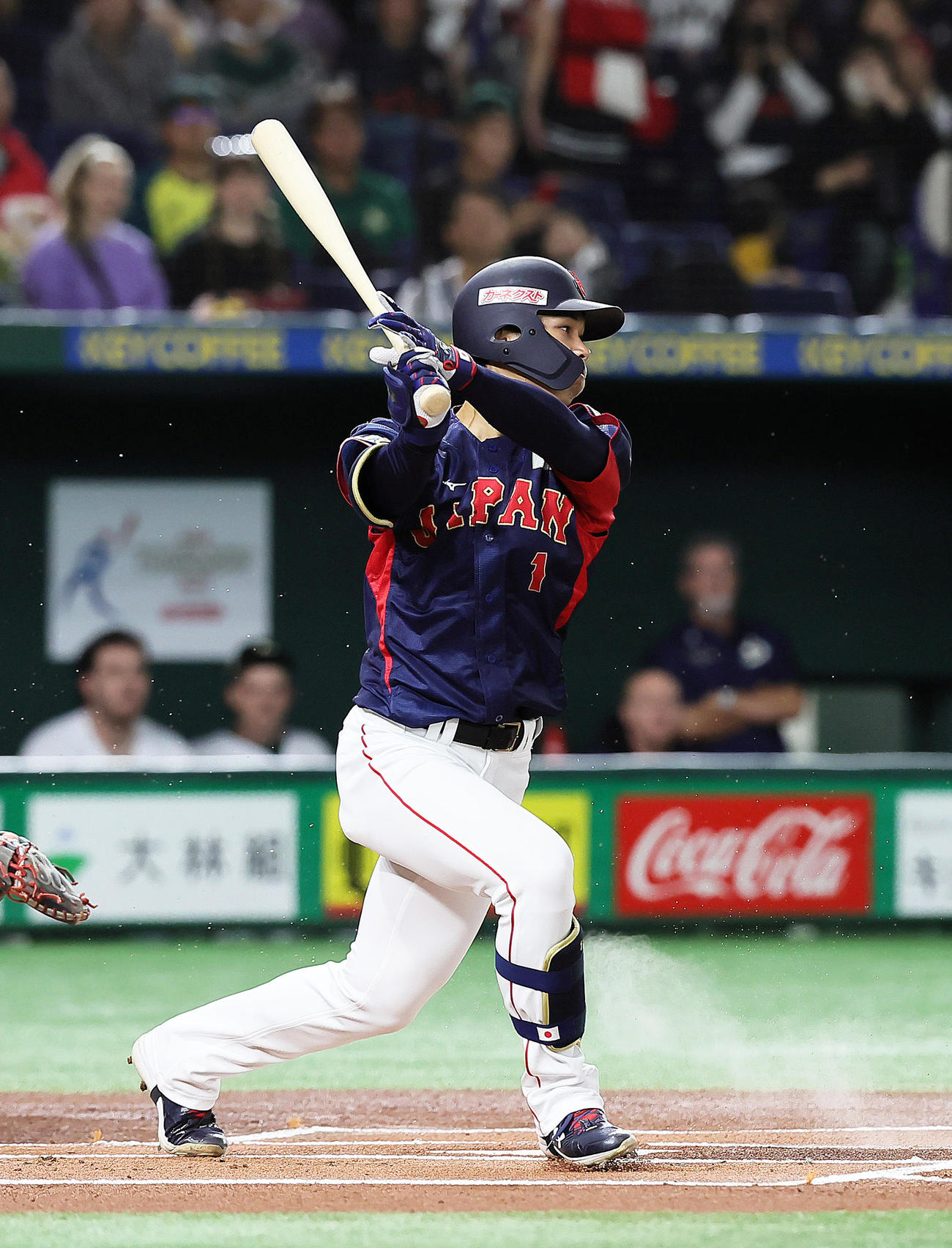 日本対オーストラリア　1回表日本無死、藤原は三塁内野安打を放つ（撮影・足立雅史）