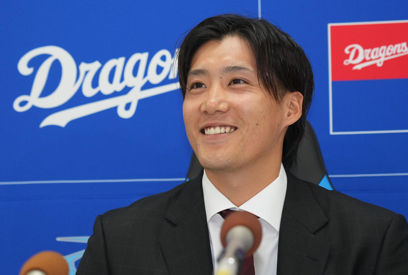 契約交渉を終え明るい表情で会見する斎藤（撮影・森本幸一）