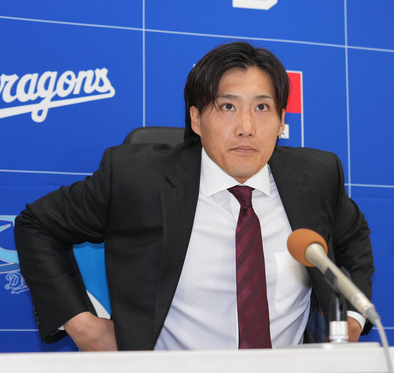 契約交渉を終え会見場の席に着く斎藤（撮影・森本幸一）