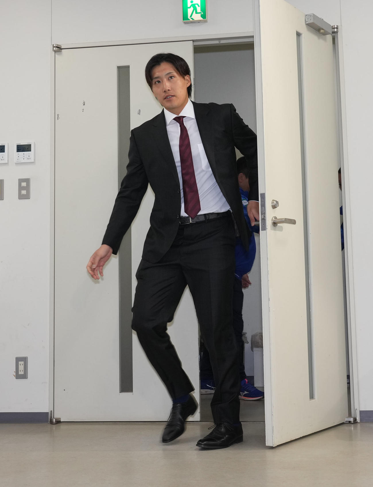 契約交渉を終え会見場に姿を見せる斎藤（撮影・森本幸一）