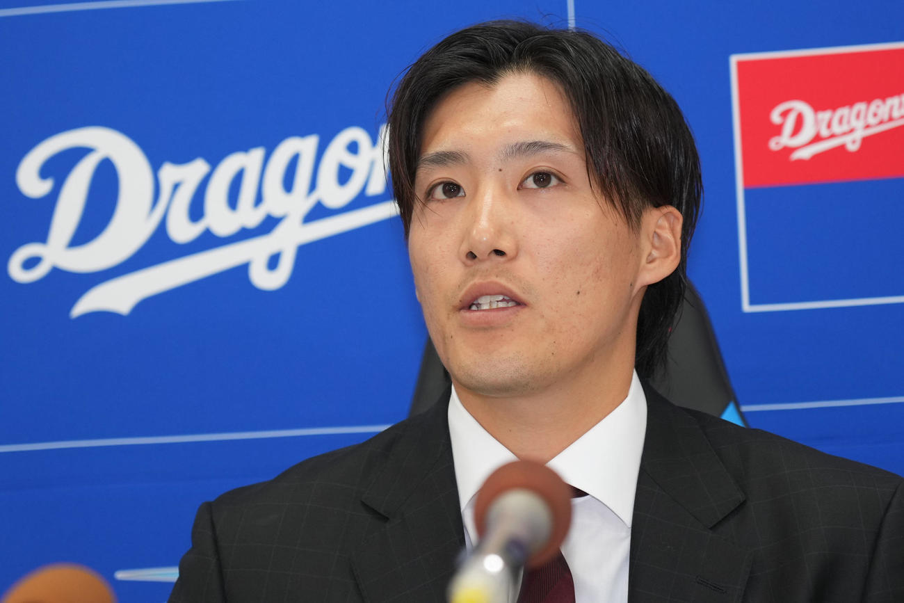 契約交渉を終え会見する斎藤（撮影・森本幸一）