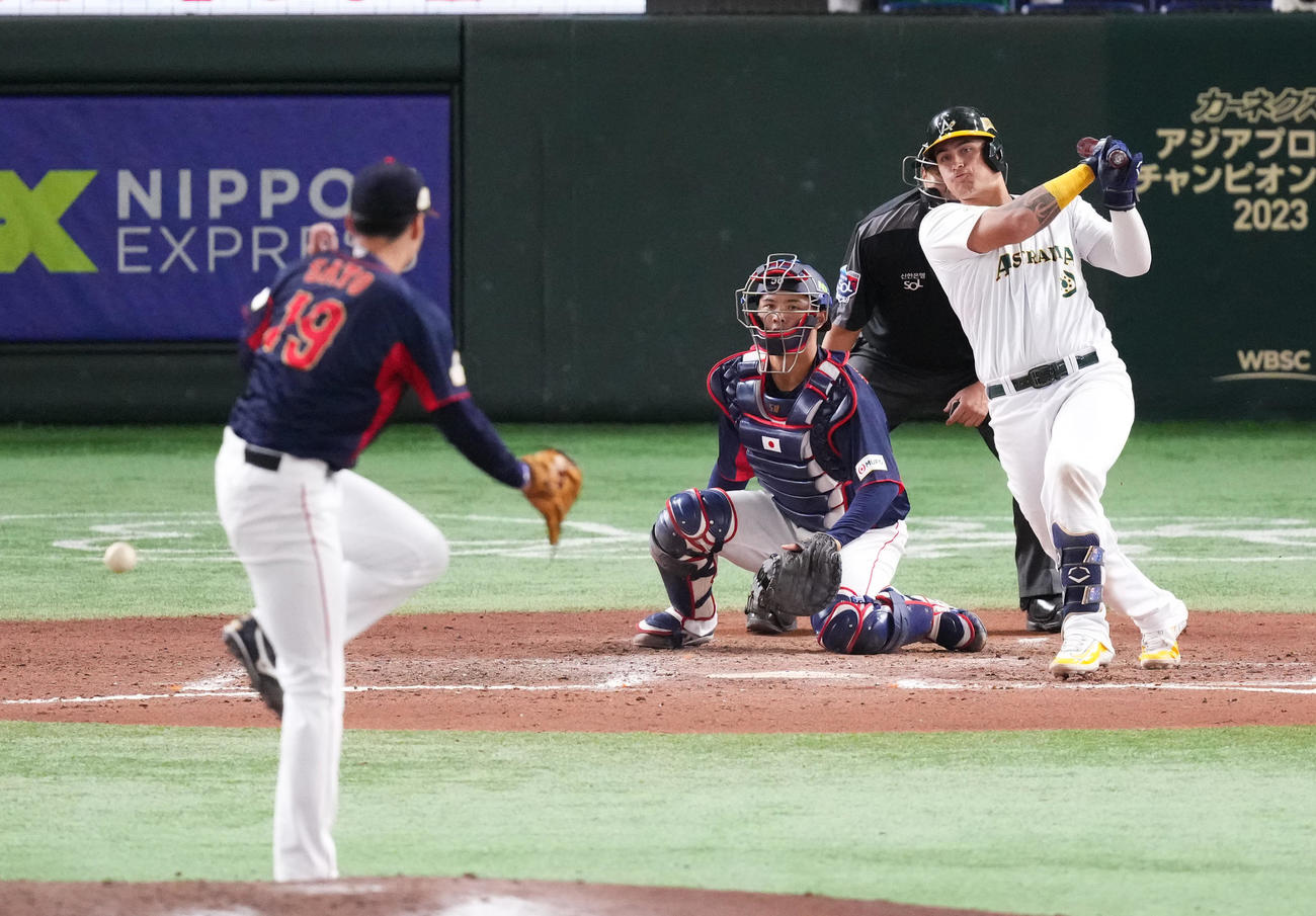 日本対オーストラリア　7回裏オーストラリア2死一、二塁、中前打を放つキャンベル。投手佐藤隼（撮影・菅敏）