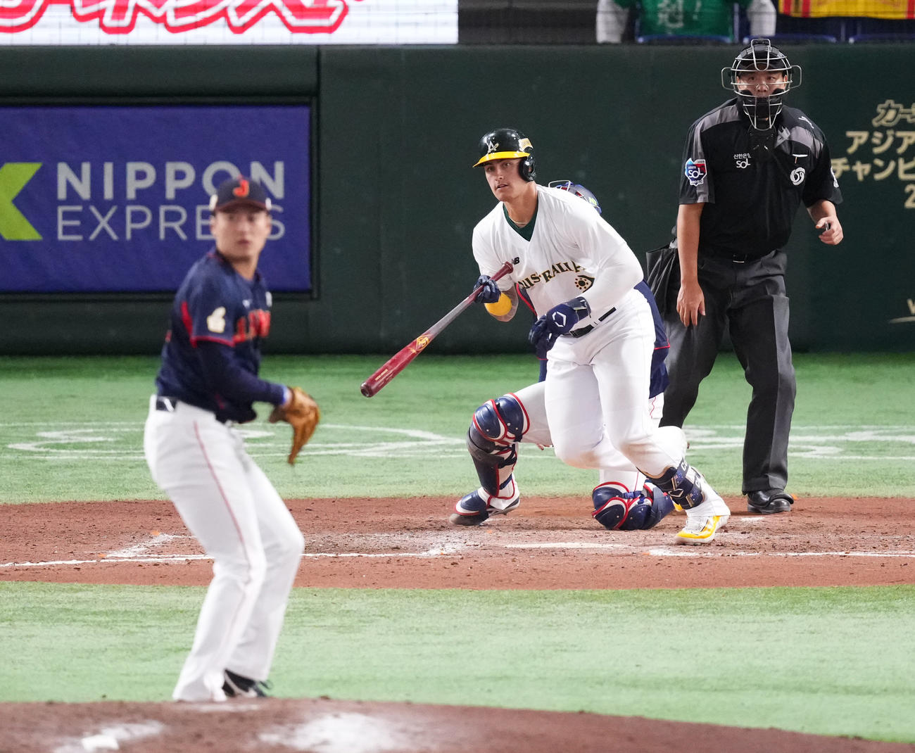 日本対オーストラリア　7回裏オーストラリア2死一、二塁、中前打を放つキャンベル。投手佐藤隼（撮影・菅敏）