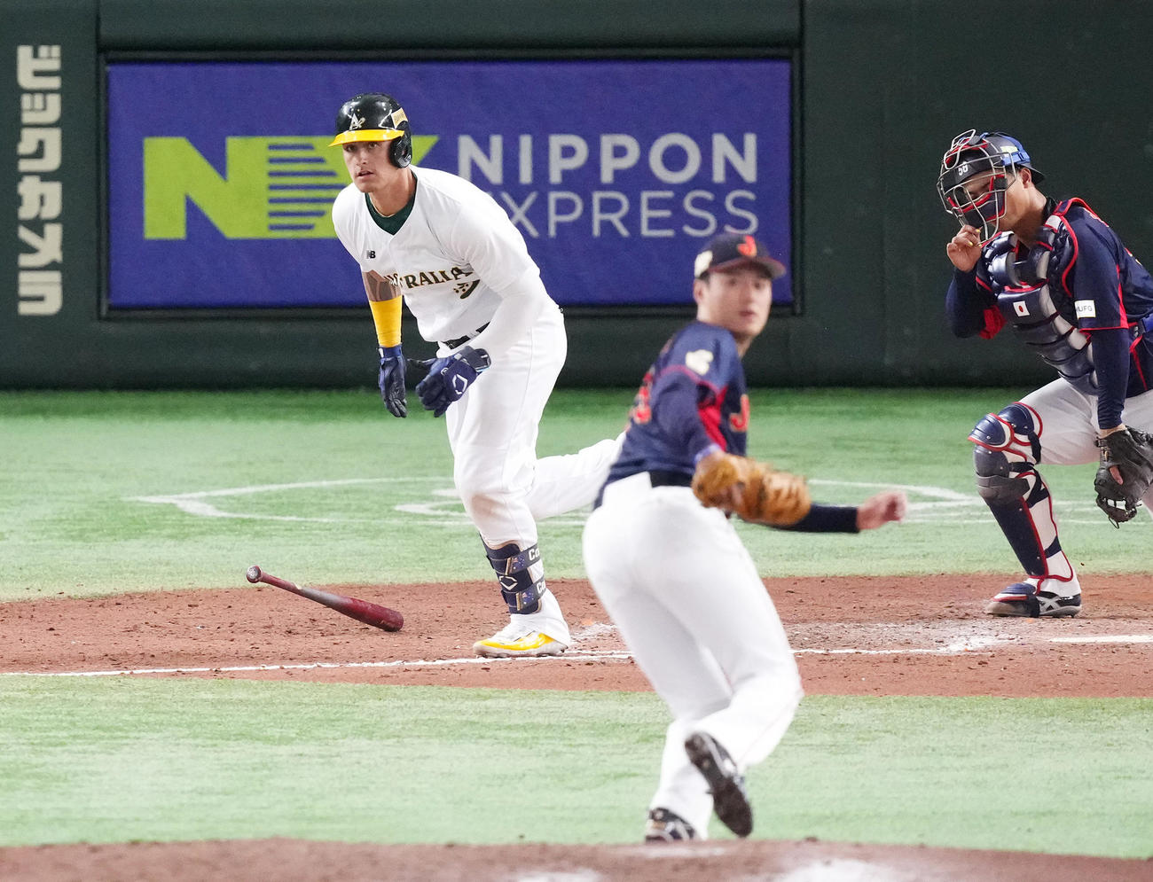 日本対オーストラリア　7回裏オーストラリア2死一、二塁、中前打を放つキャンベル。投手佐藤隼（撮影・菅敏）