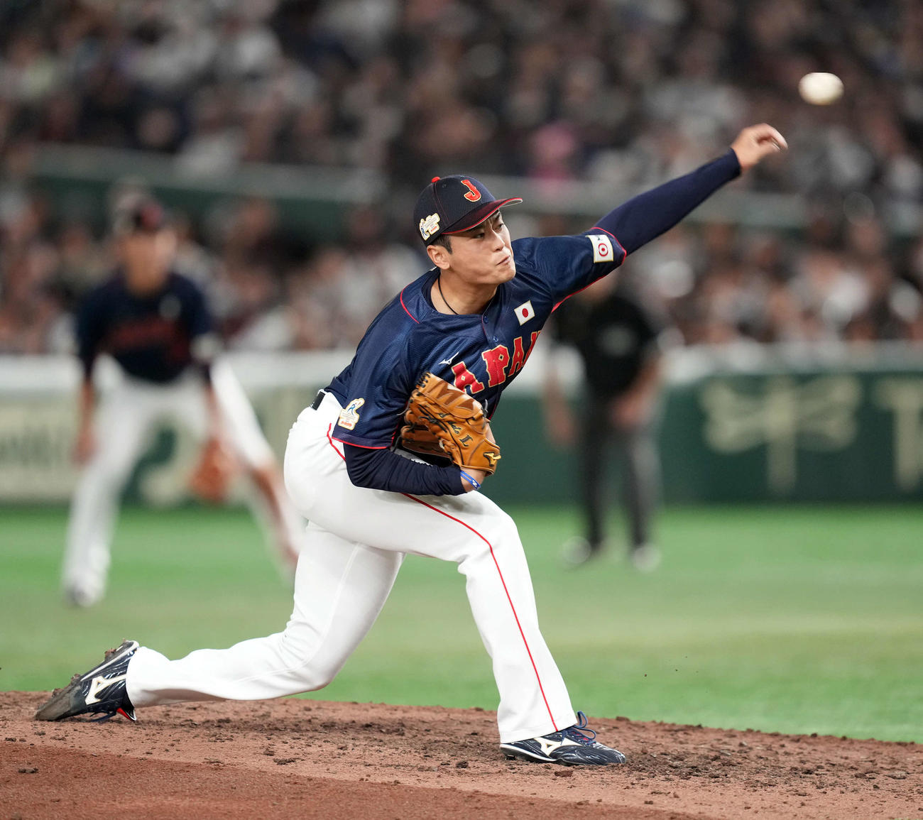 日本対オーストラリア　7回途中からマウンドに上がった日本佐藤隼（撮影・たえ見朱実）