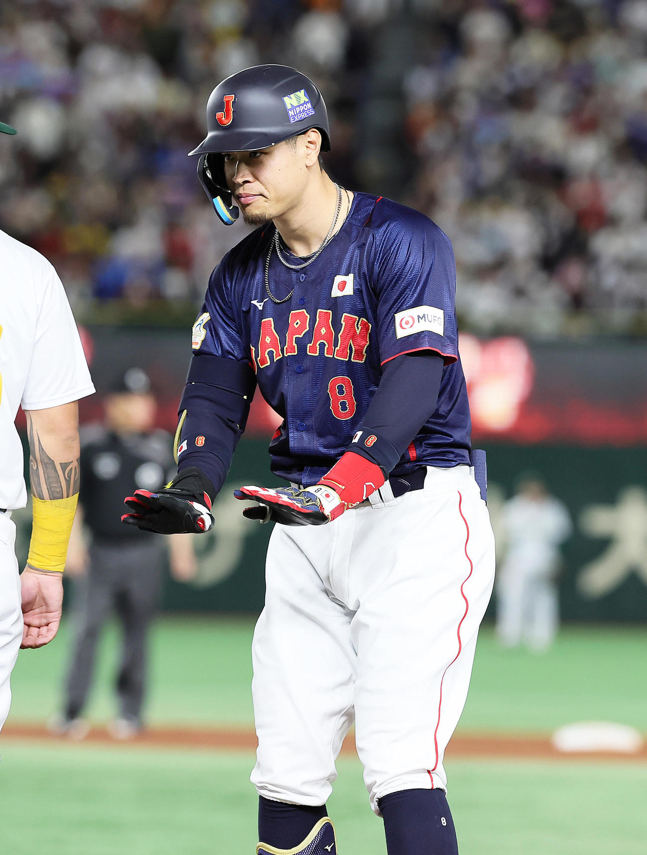 日本対オーストラリア　5回表日本無死、佐藤輝は右前打を放ち「リラックスポーズ」（撮影・足立雅史）
