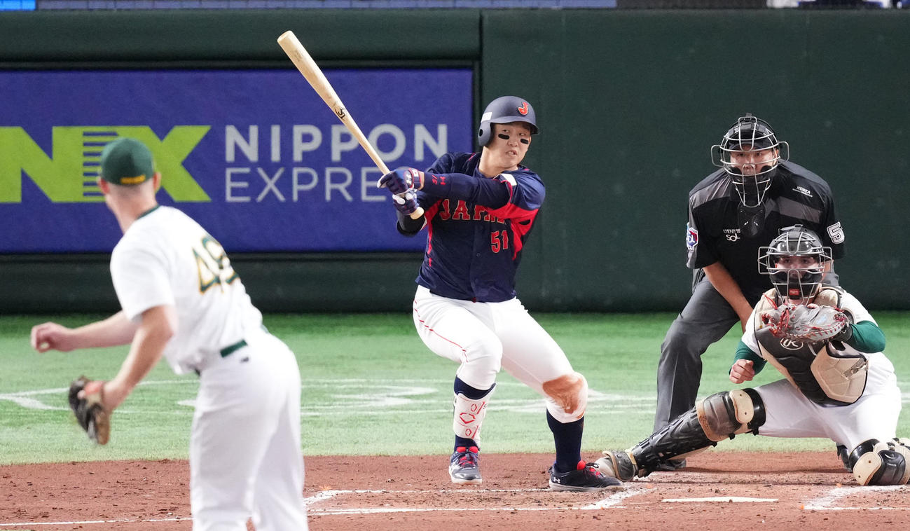 日本対オーストラリア　3回表日本1死一塁、右前打を放つ小園。投手キーレン・ホール（撮影・菅敏）