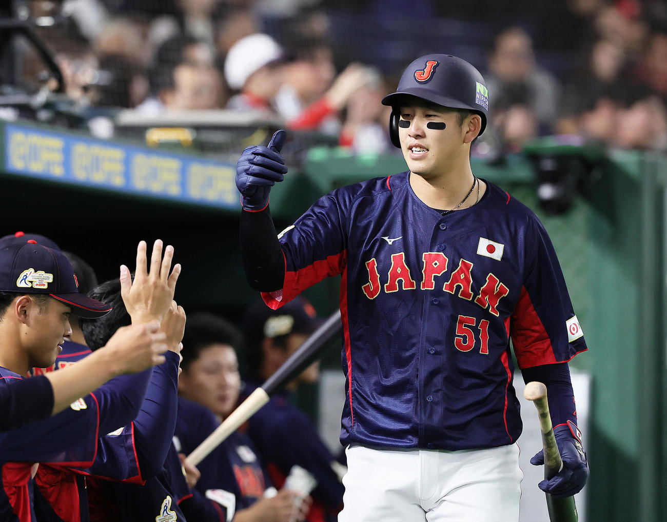 日本対オーストラリア　3回表日本1死三塁、万波の右適時三塁打で生還しタッチを交わす小園（撮影・足立雅史）
