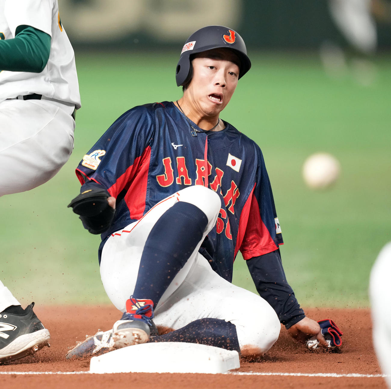 日本対オーストラリア　3回表日本1死一塁、小園の右前で三塁へ進塁する一走岡林（撮影・たえ見朱実）
