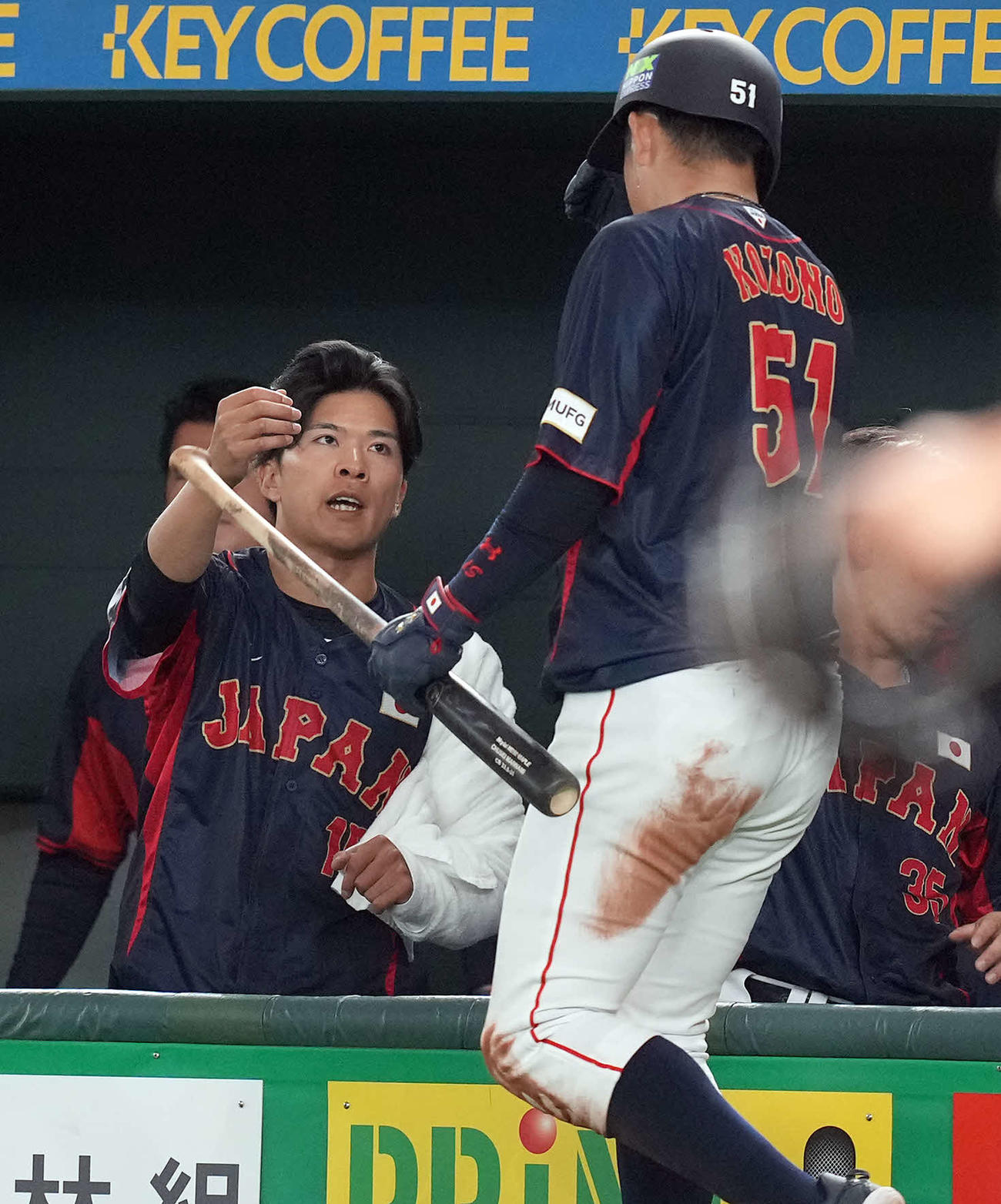日本対オーストラリア　3回表1死三塁、万波の右越え三塁打で生還した小園を迎える早川（撮影・たえ見朱実）