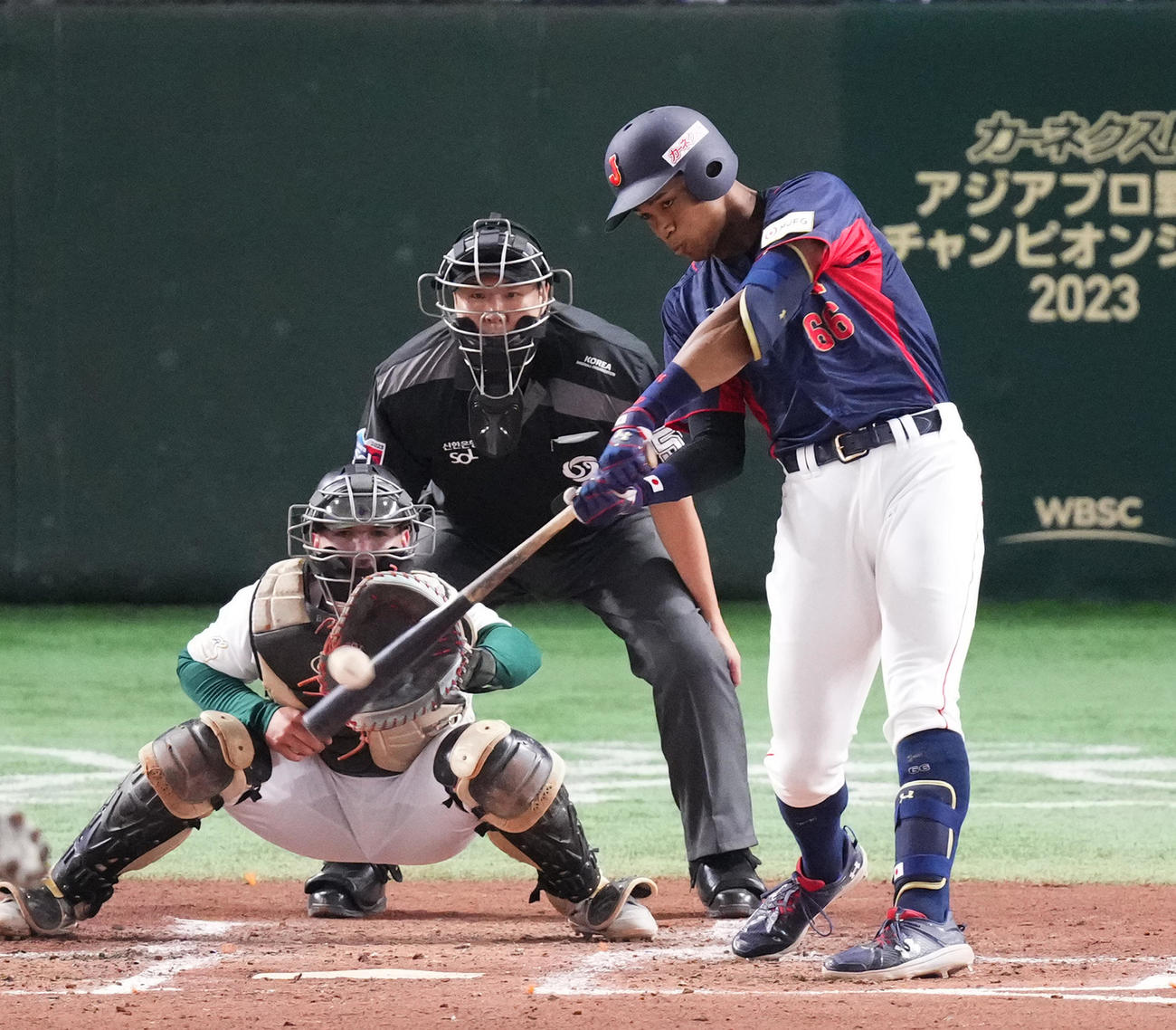 日本対オーストラリア　3回表日本1死三塁、右適時三塁打を放つ万波（撮影・菅敏）