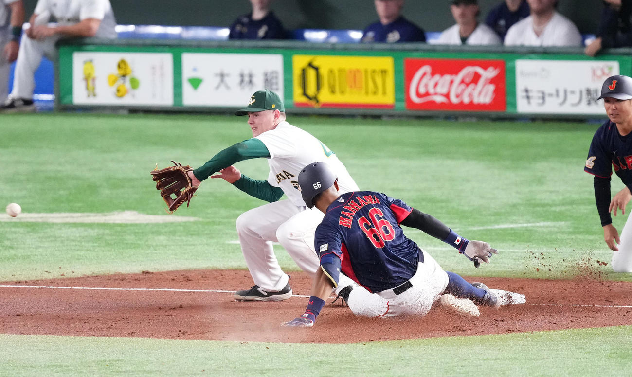 日本対オーストラリア　3回表日本1死三塁、右適時三塁打を放ち、三塁に滑り込む万波（中央）（撮影・菅敏）