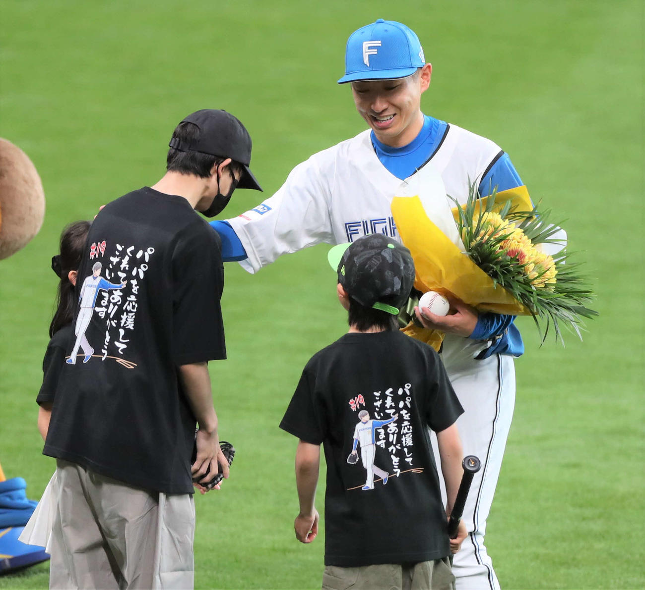 ７月１日、引退セレモニーで子どもたちから花束を受け取る金子特命コーチ
