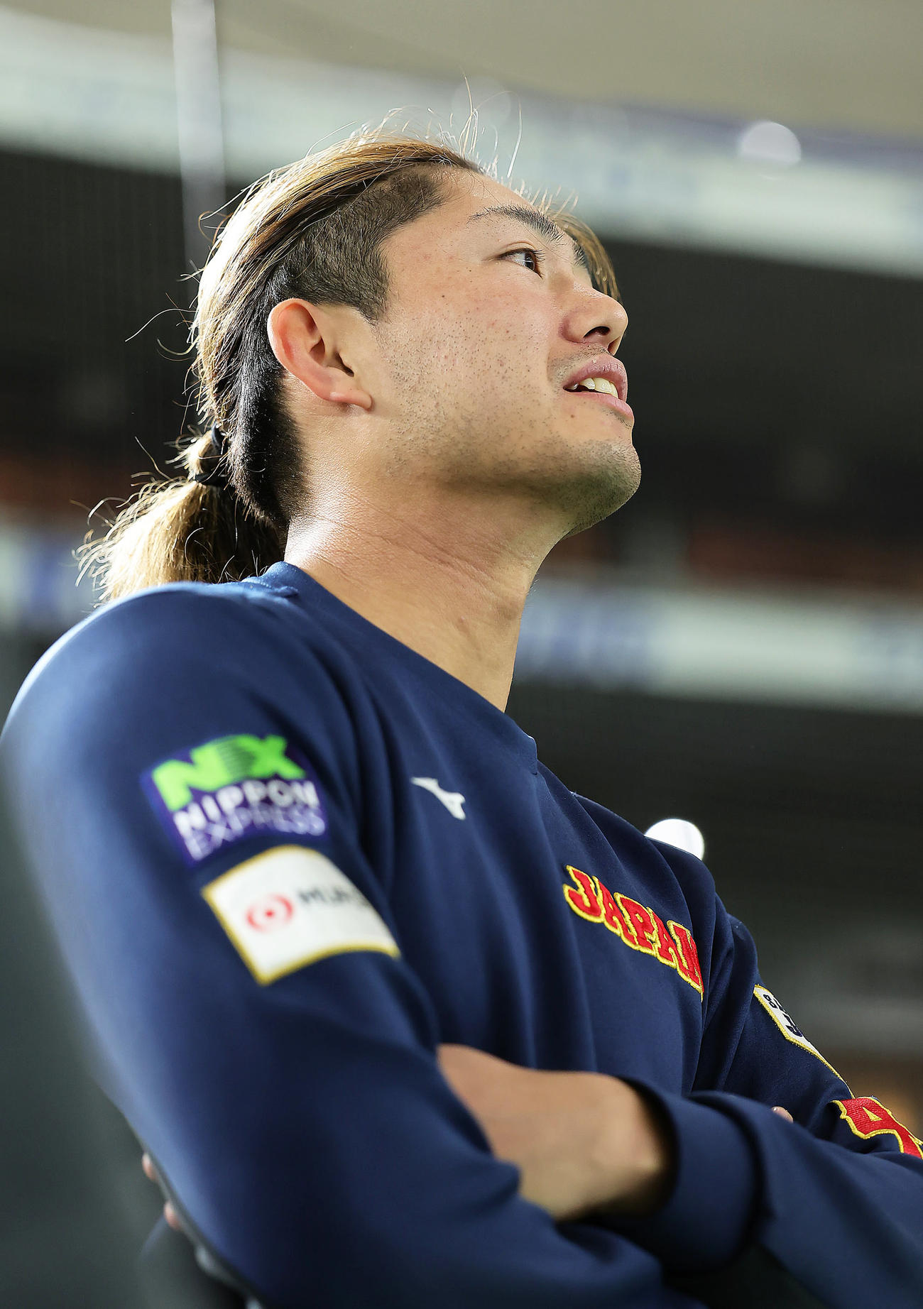 練習中、笑顔を見せる今井（撮影・足立雅史）