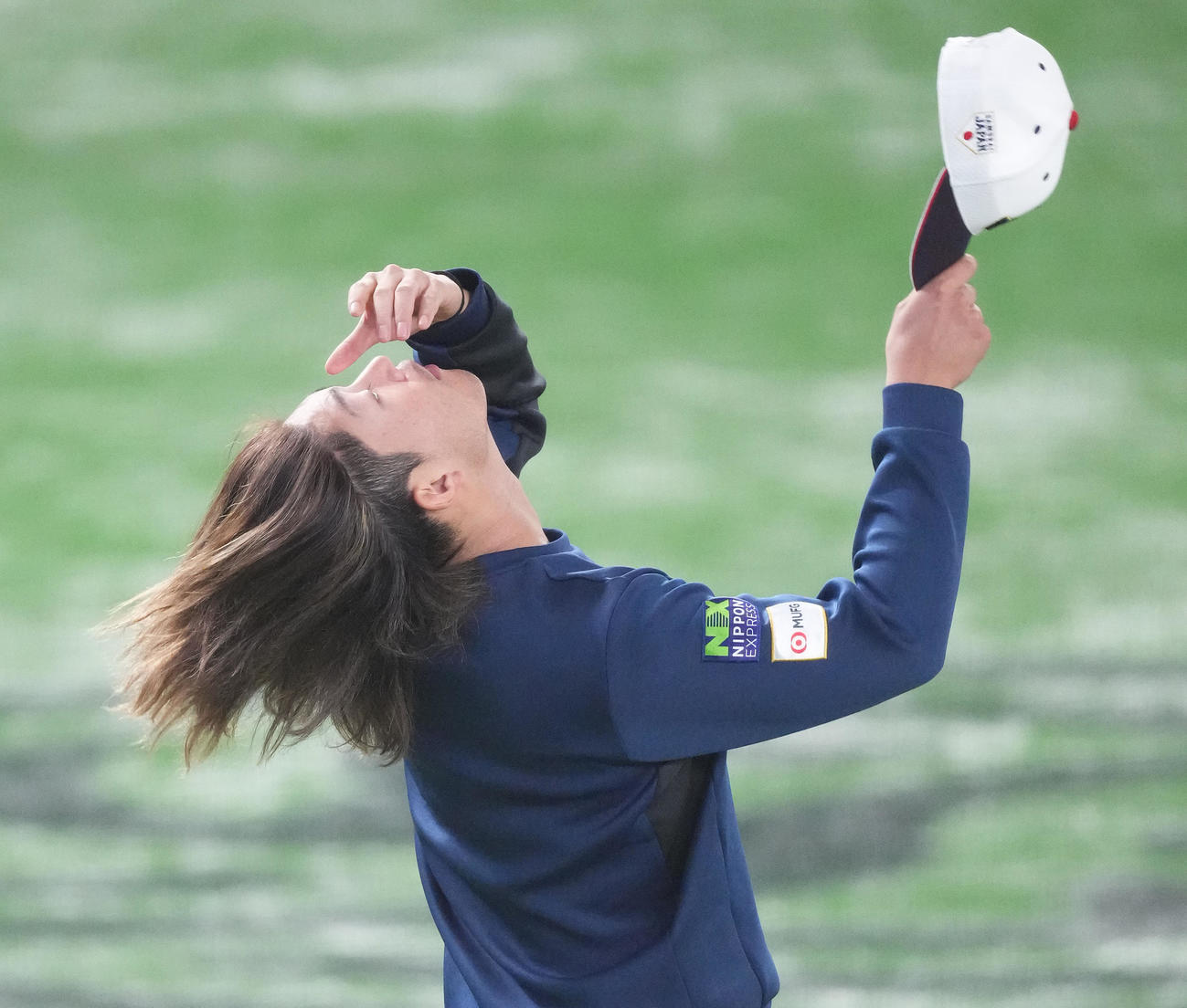 日本対オーストラリア　試合前、髪をなびかせ調整する今井（撮影・菅敏）
