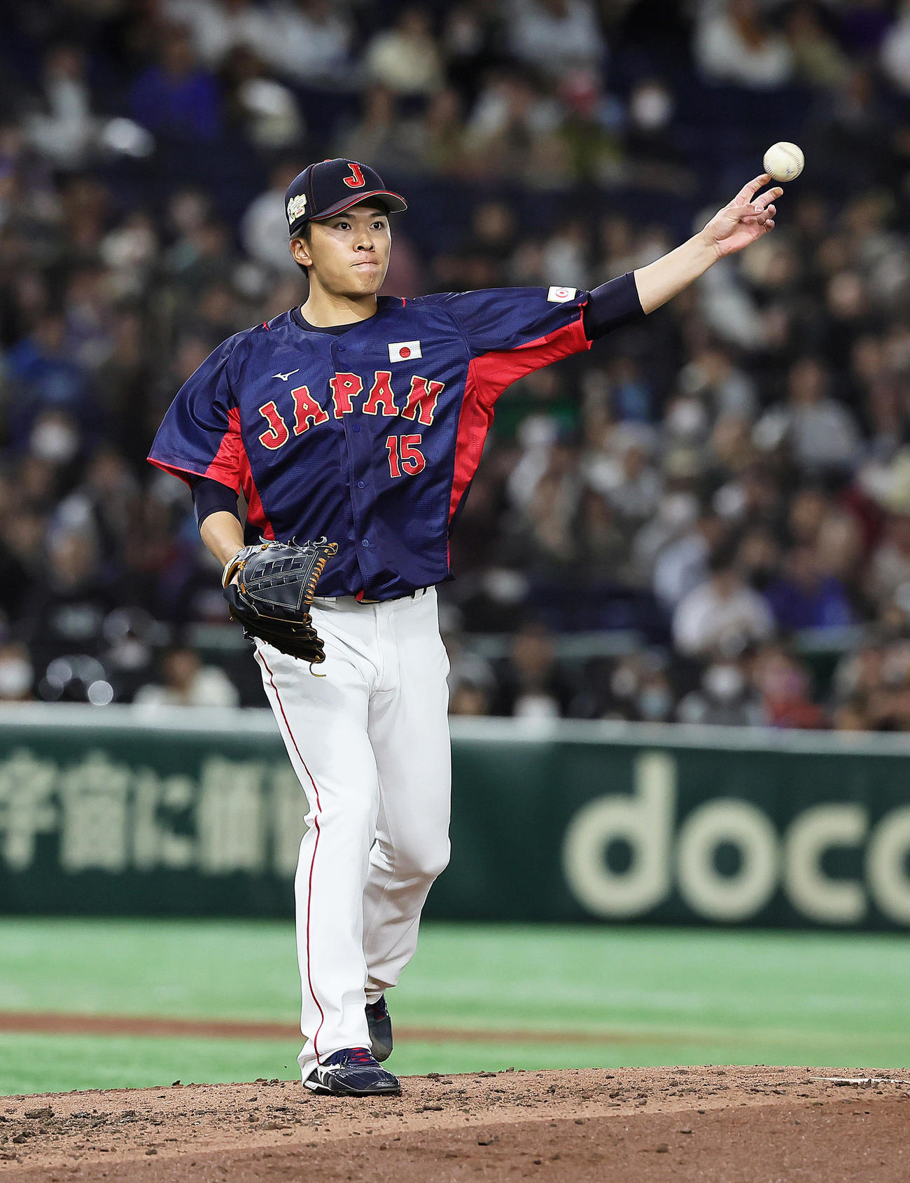 日本対オーストラリア　4回裏オーストラリア1死、ホワイトフィールドの打球を落ち着いて処理し投ゴロとする早川（撮影・足立雅史）