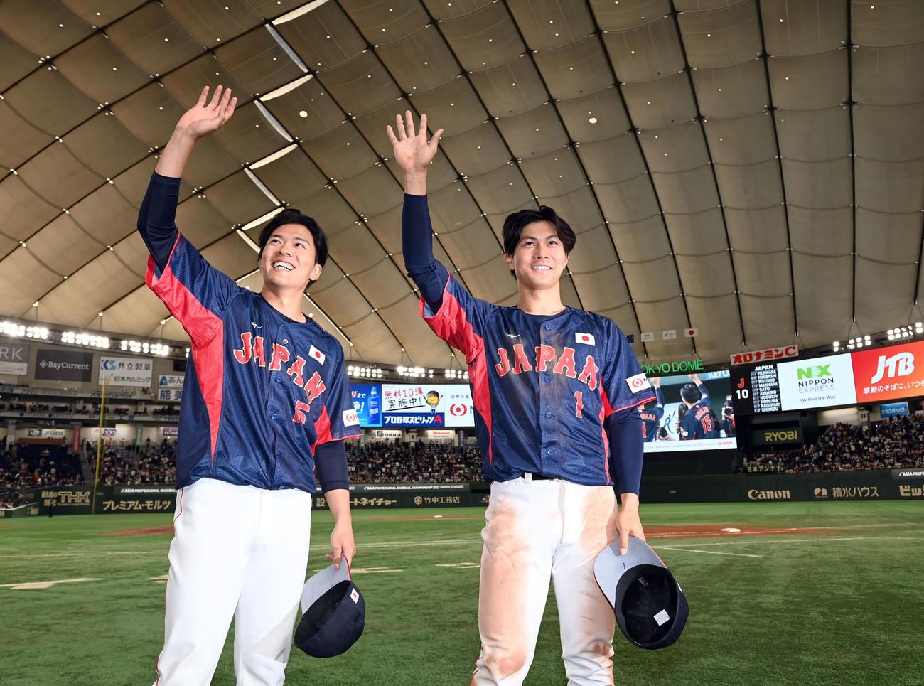 日本対オーストラリア　オーストラリアにコールド勝ちし笑顔でファンに手を振る早川隆久（左）と藤原（撮影・たえ見朱実）
