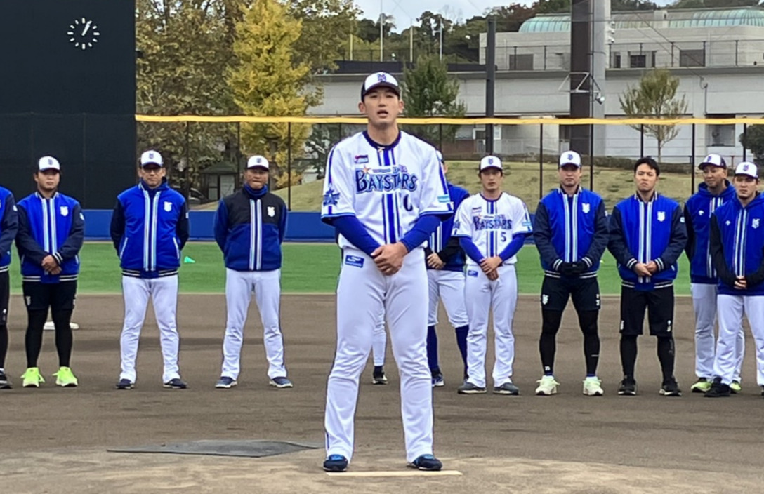 秋季トレーニングを打ち上げ、手締めするDeNA山本（撮影・久保賢吾）