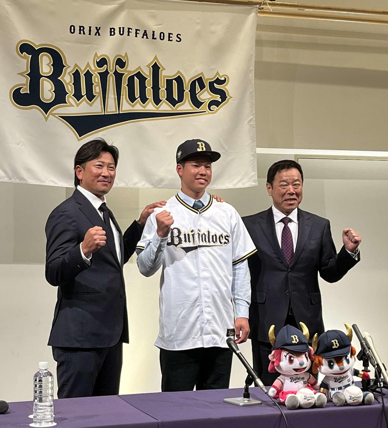 仮契約を行ったオリックス・ドラフト1位の上田西・横山（中央）。右は福良GM、左は担当の小松スカウト（撮影・磯綾乃）