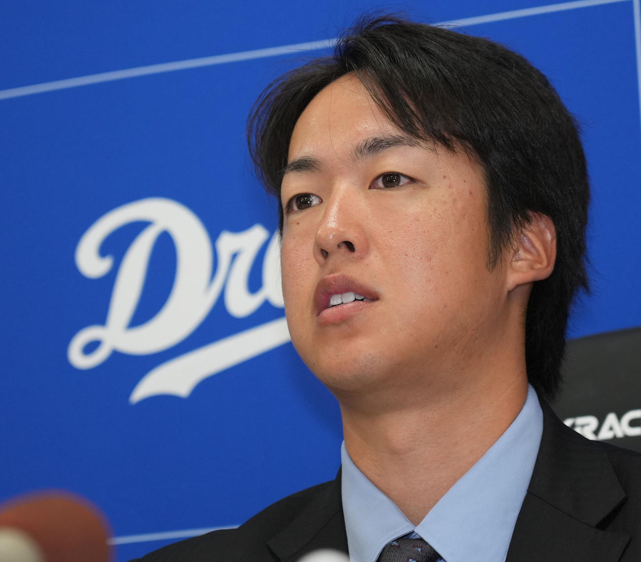 契約交渉を終え会見する梅津（撮影・森本幸一）