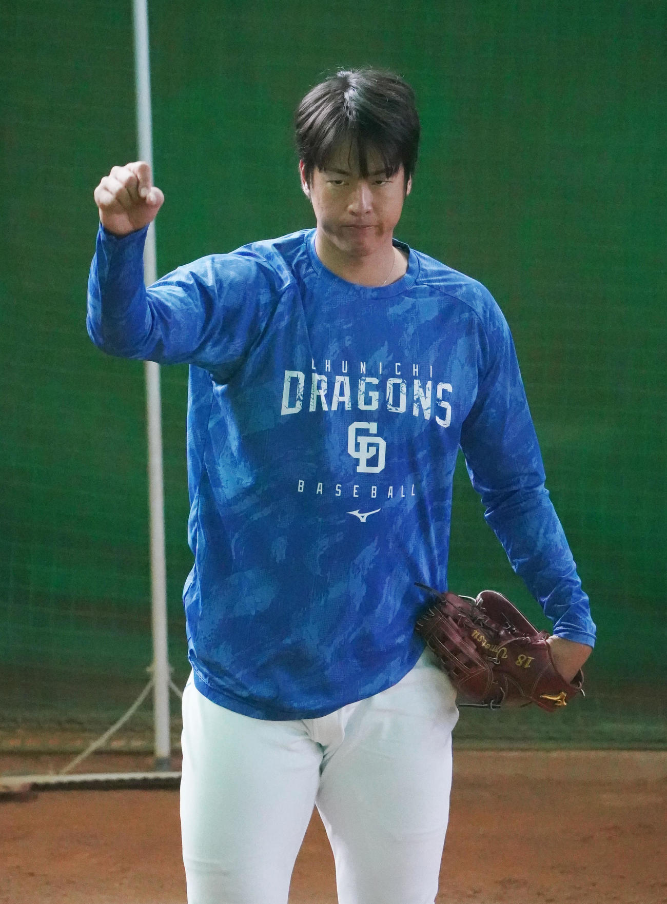 ブルペンで投球練習をする梅津（撮影・森本幸一）