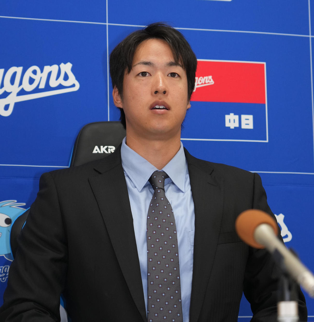 契約交渉を終え会見する梅津（撮影・森本幸一）
