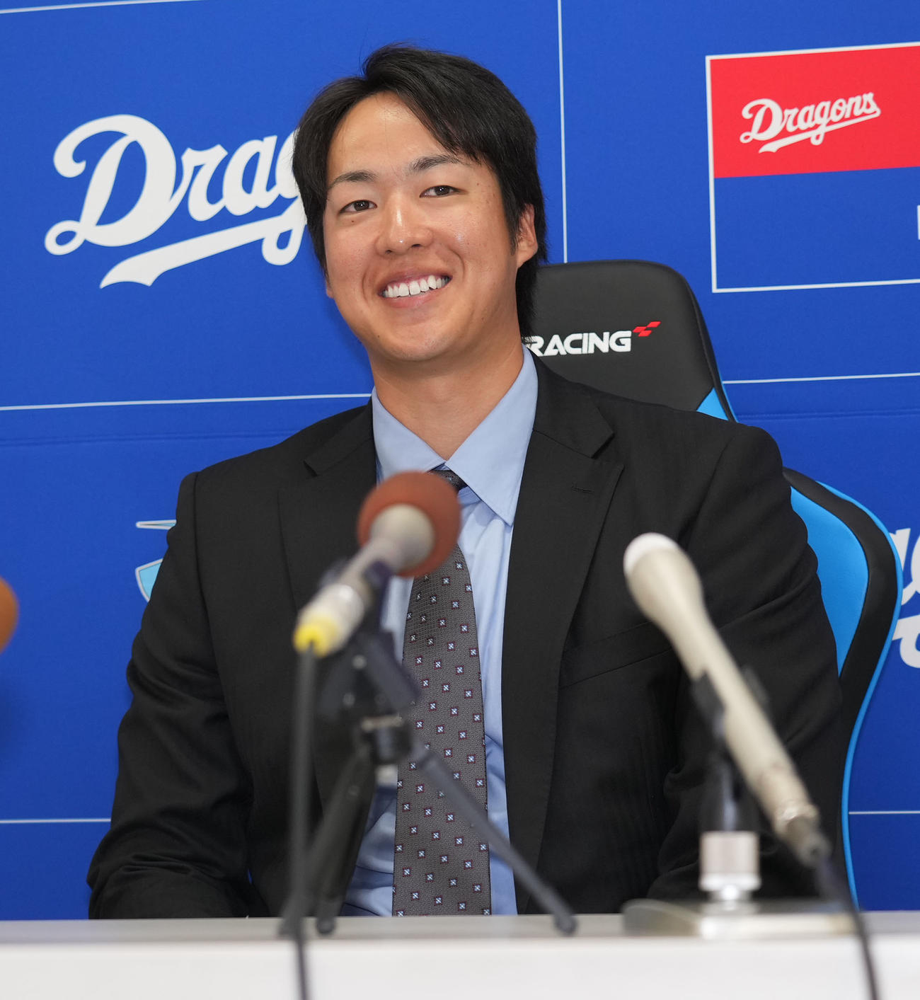 契約交渉を終え会見の合間に明るい表情を見せる梅津（撮影・森本幸一）