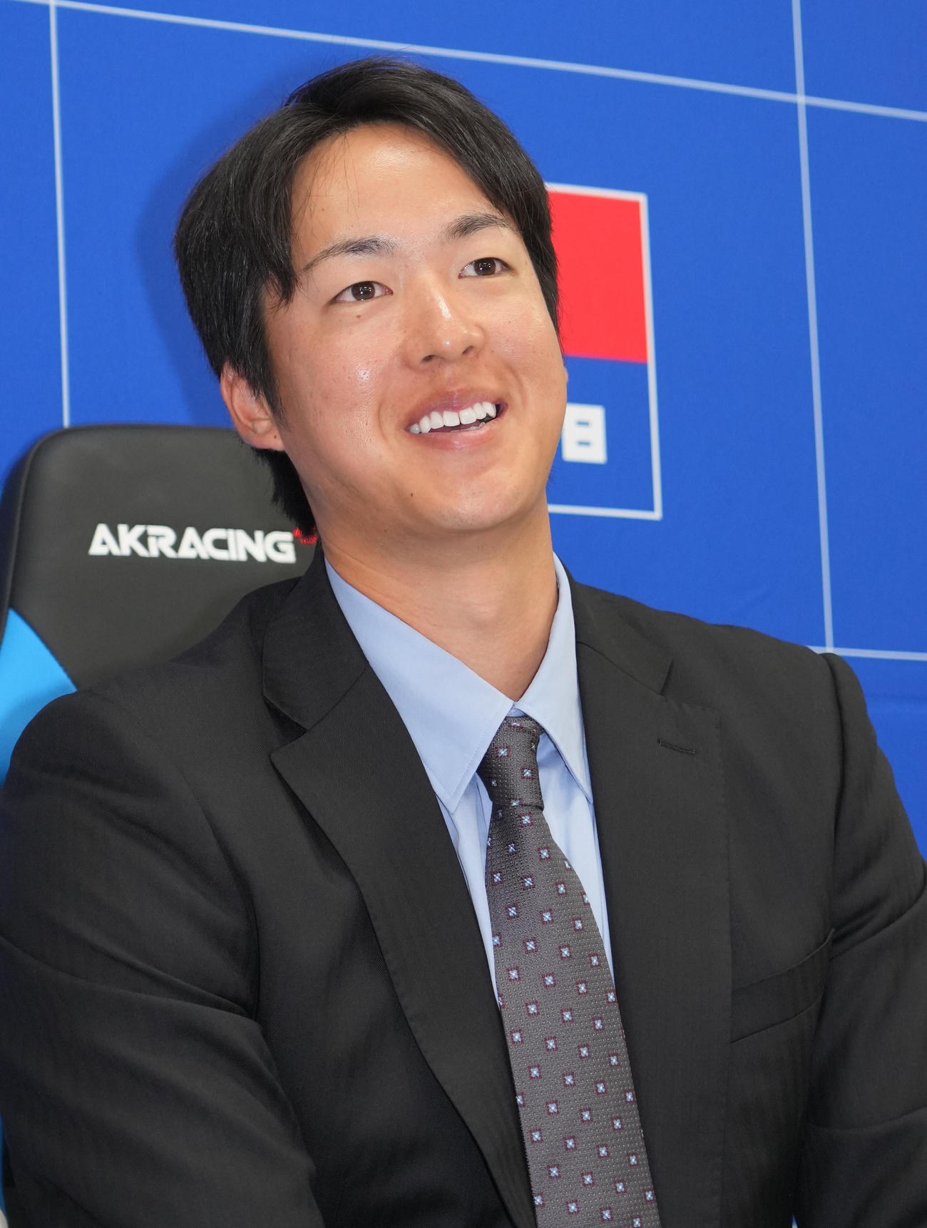 契約交渉を終え会見の合間に明るい表情を見せる梅津（撮影・森本幸一）