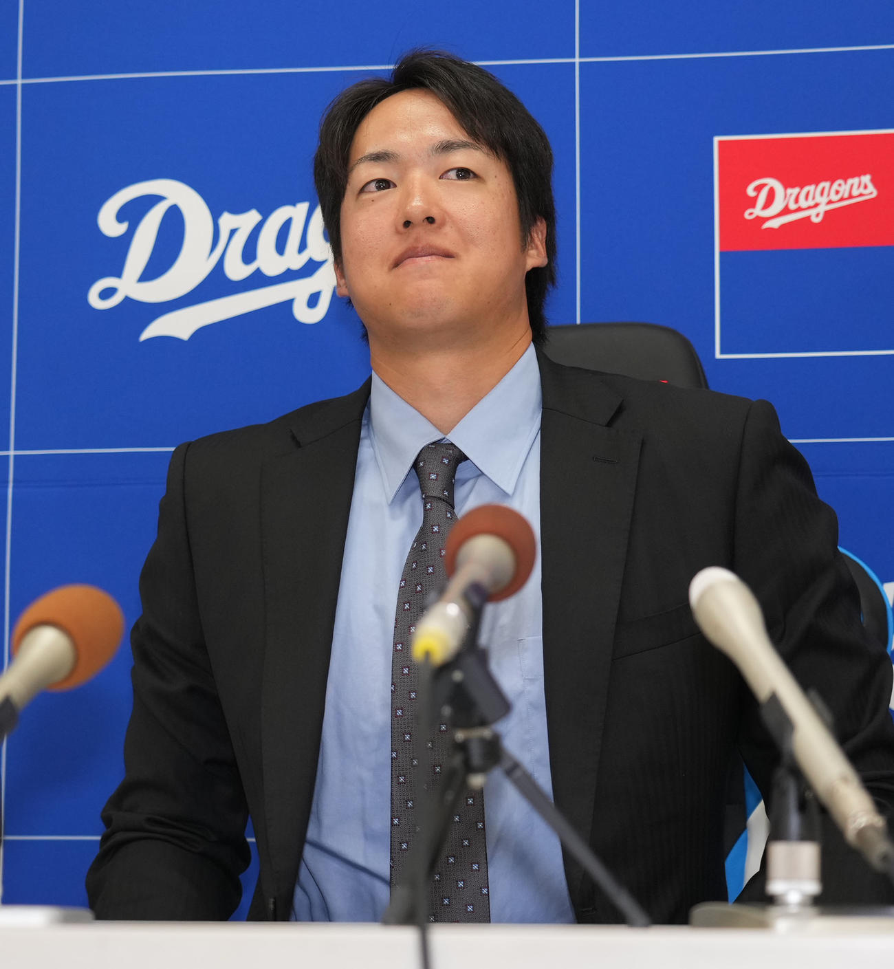 契約交渉を終え会見する梅津（撮影・森本幸一）