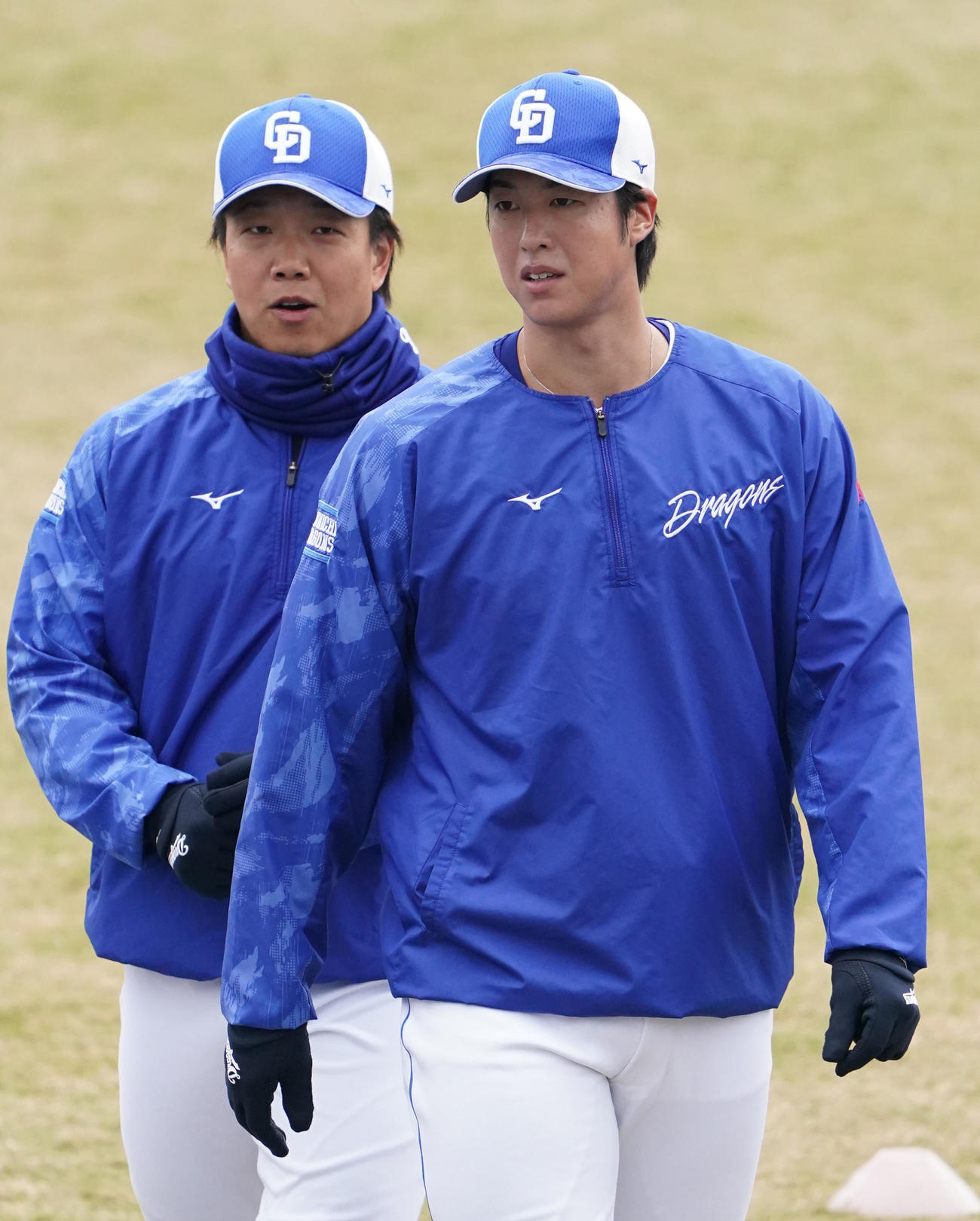 言葉を交わす（左から）柳と梅津（撮影・森本幸一）