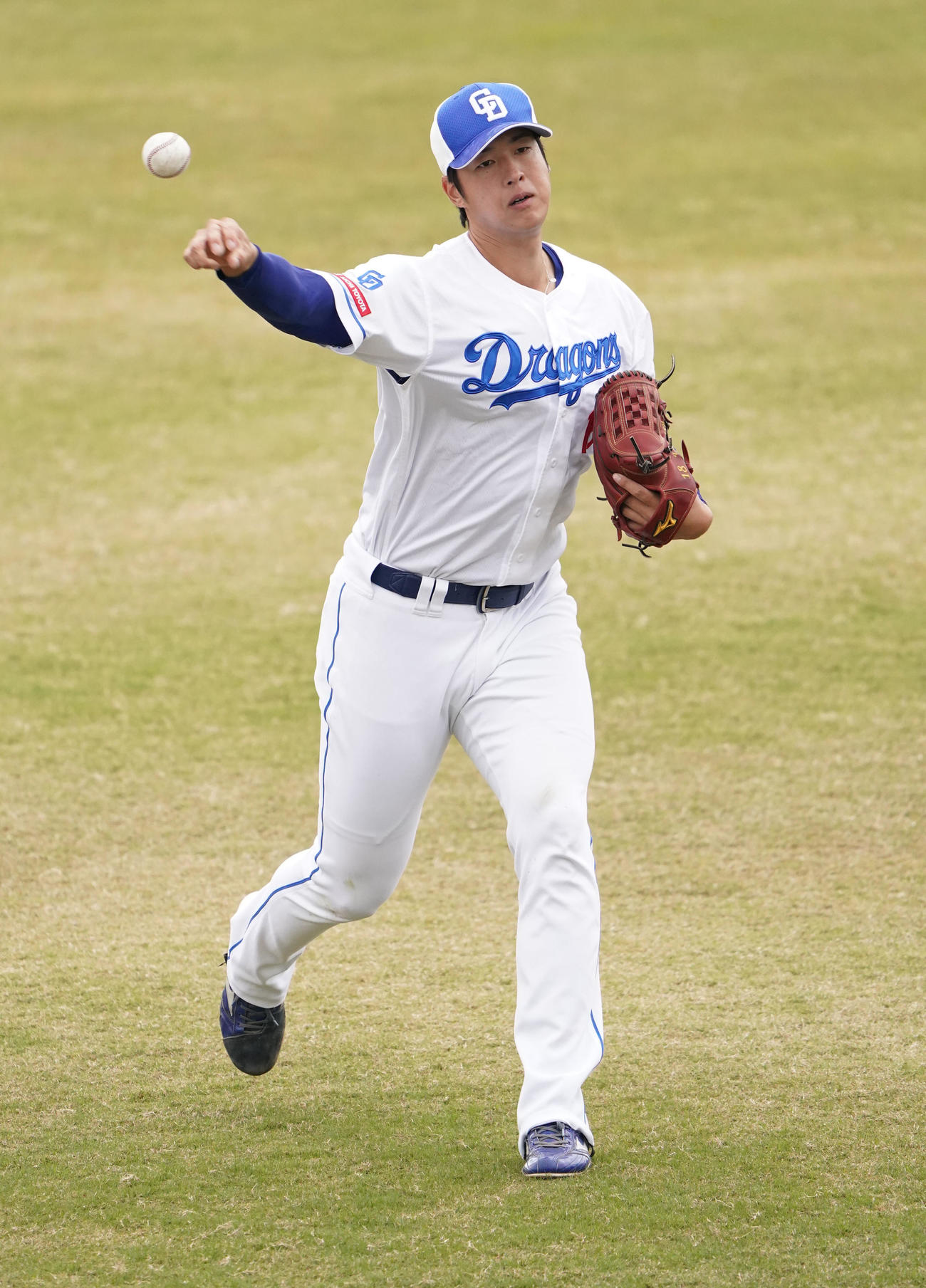 キャッチボールをする梅津（撮影・森本幸一）