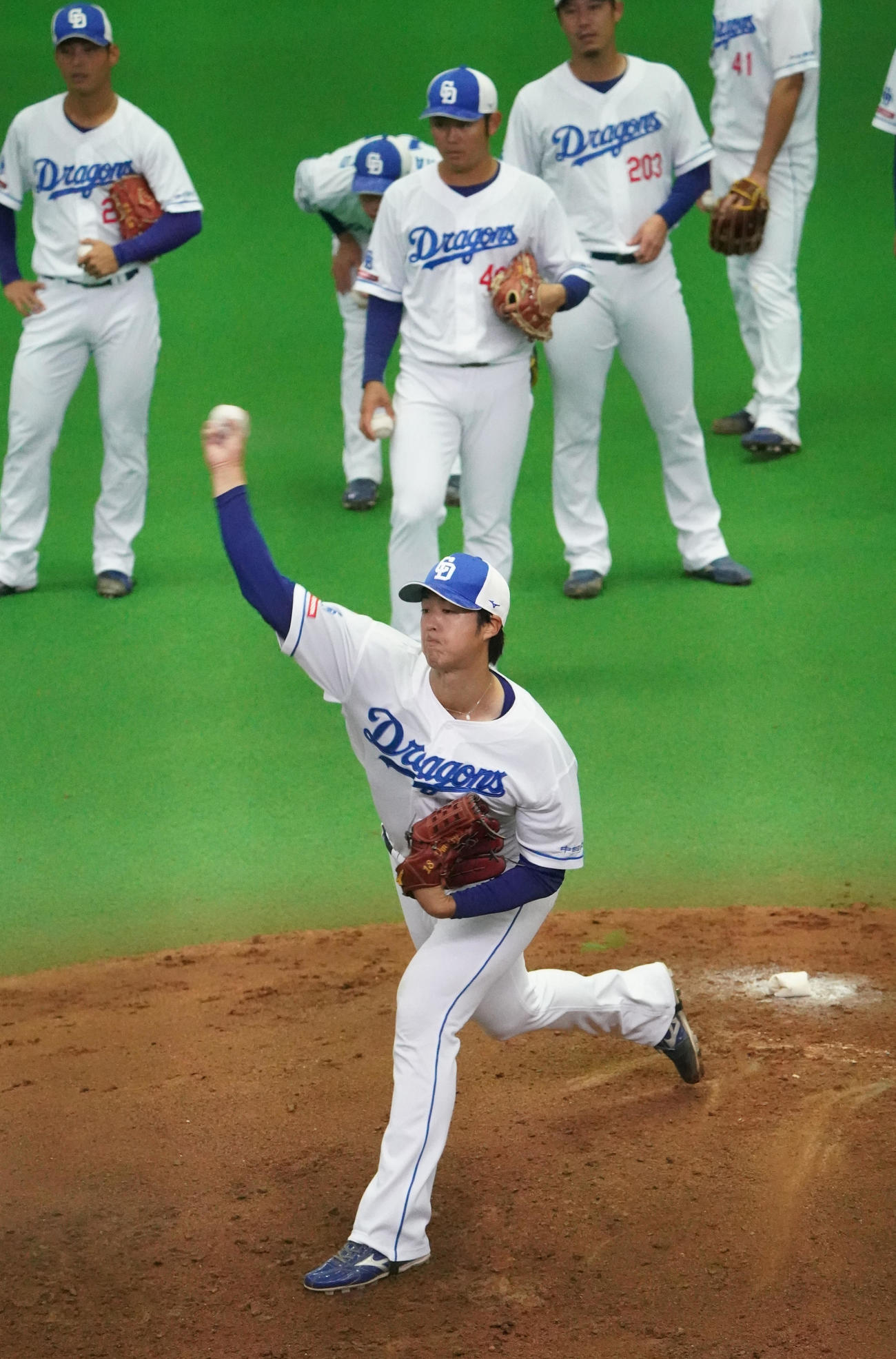 投内連係の練習でマウンドに上がり投球する梅津（手前）（撮影・森本幸一）