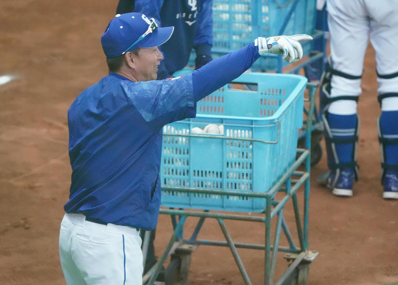 投手陣にノックをする立浪監督（撮影・森本幸一）